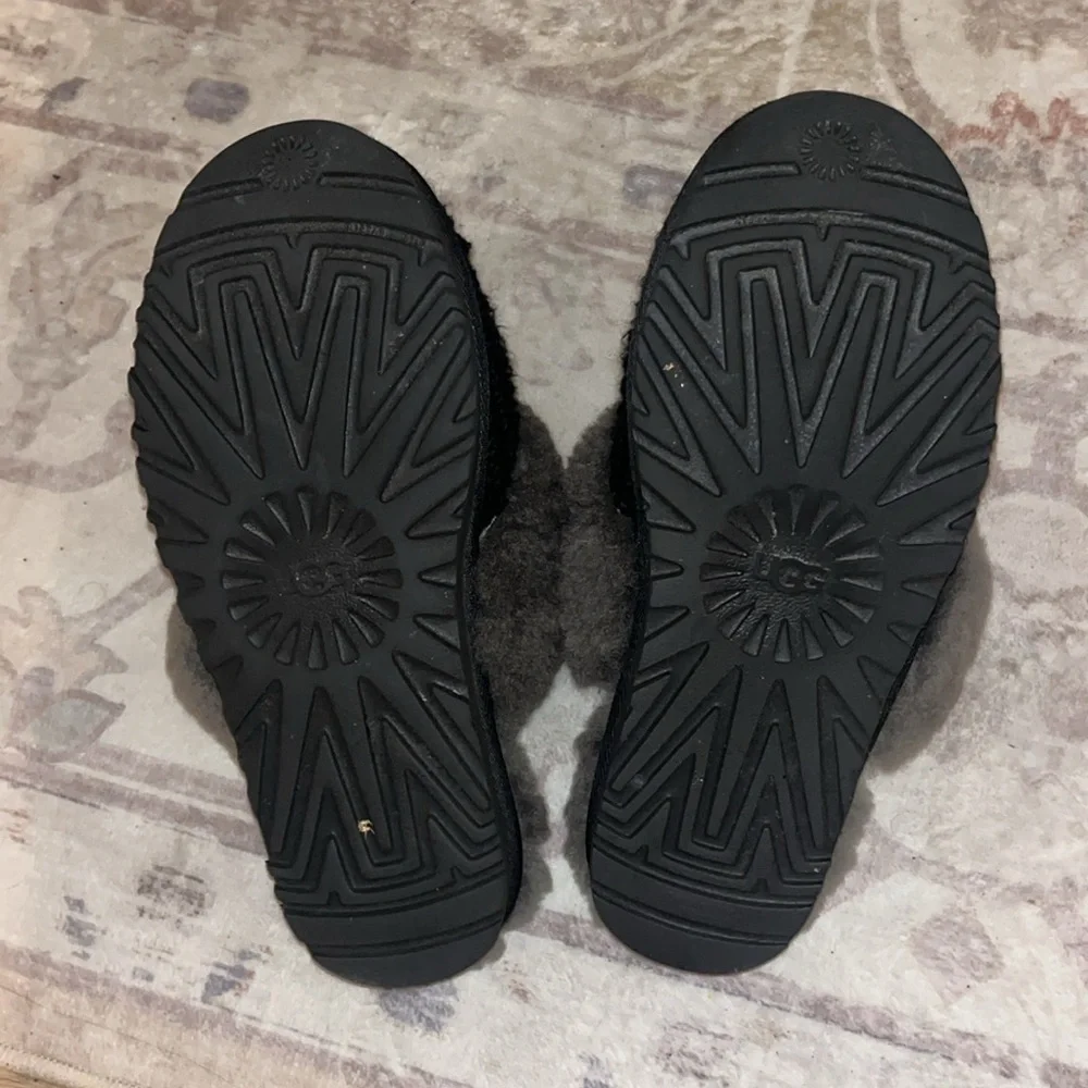 UGGS size 8 - Picture 3 of 4